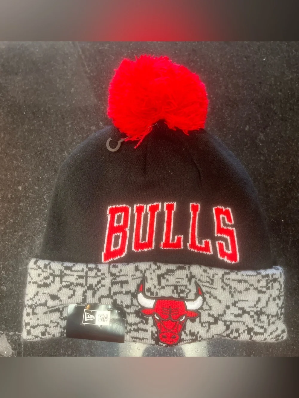 New Era Chicago Bulls oafa Pom Beanie - Black & Red